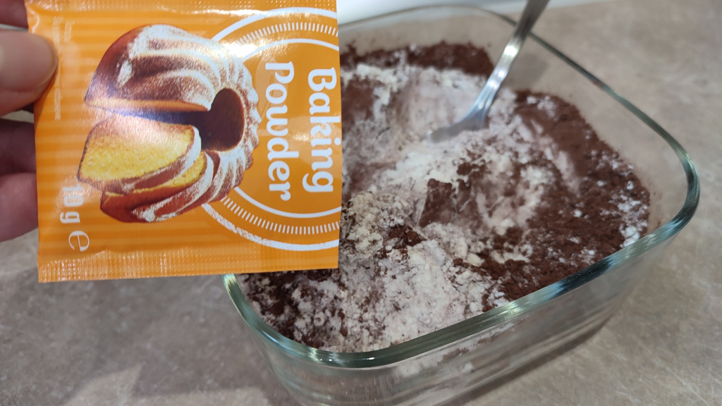 Пълнен какаов кекс с домашен крем-Стъпка-8197