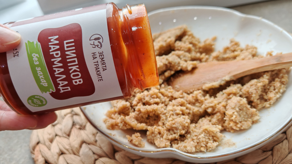 Бисквитено руло с мармалад и орехи-Стъпка-8424