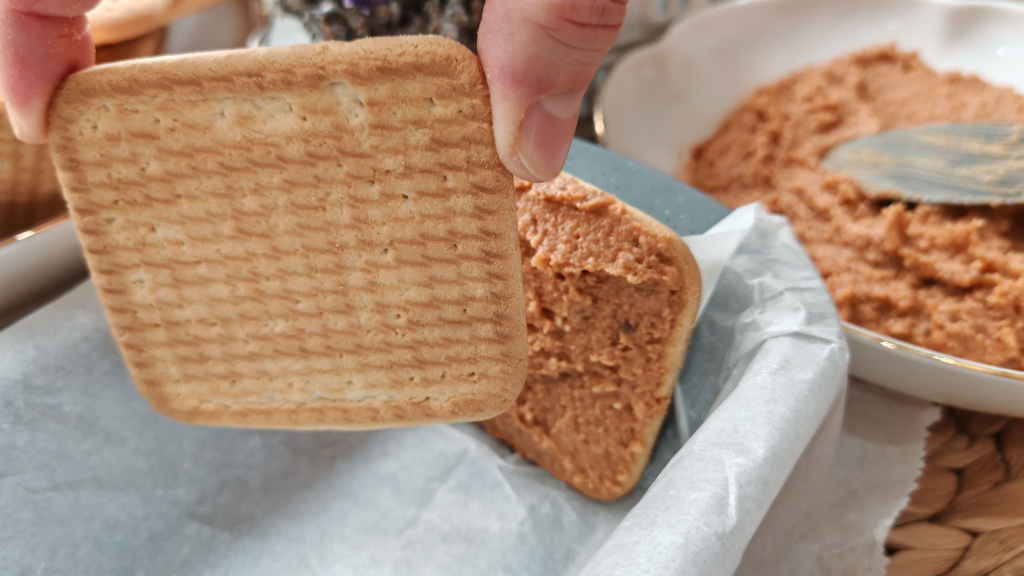 Бисквитено руло с мармалад и орехи-Стъпка-8426