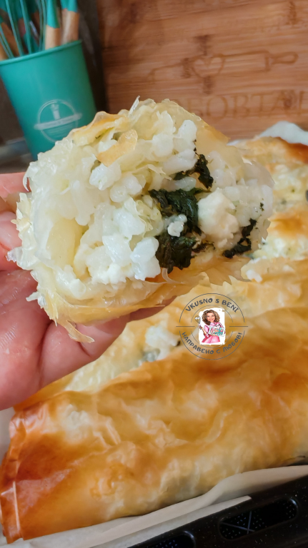 БАНИЦА С ОРИЗ,СПАНАК И СИРЕНЕ 